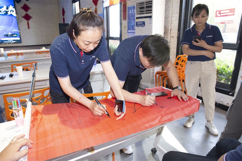 “六月蝶變 再創(chuàng)佳績(jī)”國(guó)林地板6月拓展PK會(huì)圓滿成功